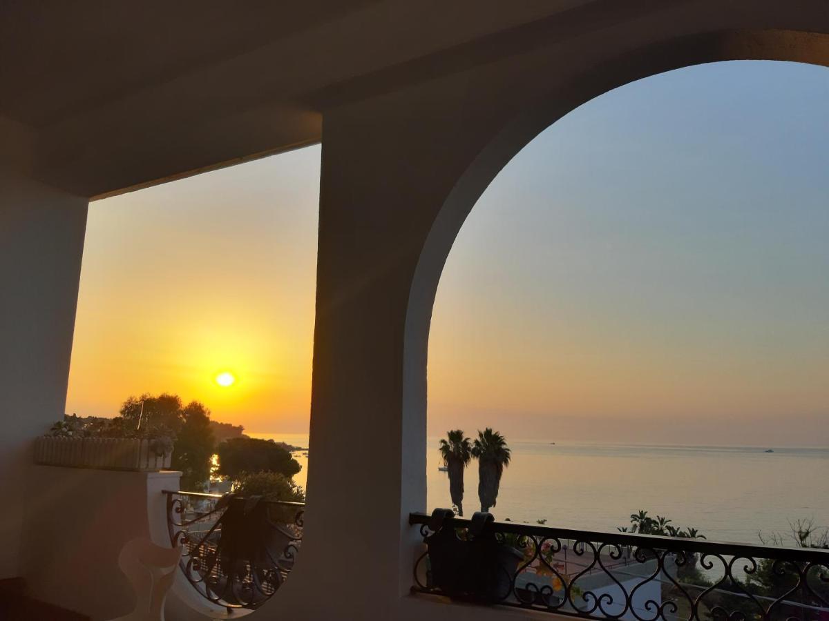 B&B Sea Terrace Ачі-Кастелло Екстер'єр фото